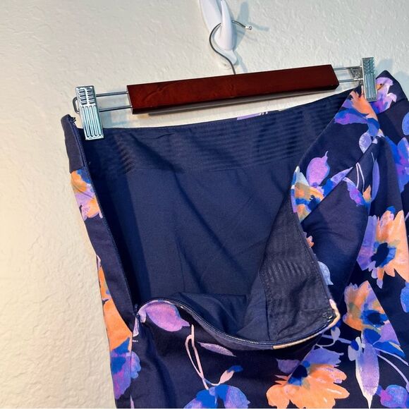 The limited, navy blue and floral pencil skirt. Pockets size 6. - Picture 5 of 8